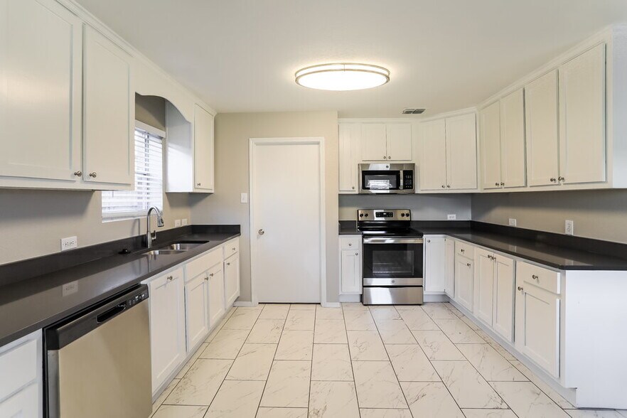 Building Photo - 6945 Meadow Way Ln