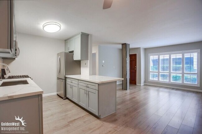 Building Photo - Upgraded 1Bdm 1Ba Condo in Beautiful Del Mar!