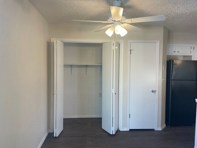 Building Photo - 1407 Glen Oaks Ct