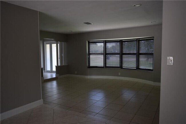 Building Photo - 4625 Glenwood Dr