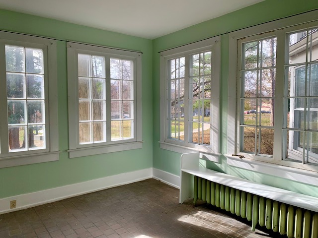 Sunroom overlooking the park - 10 Lawn Ave