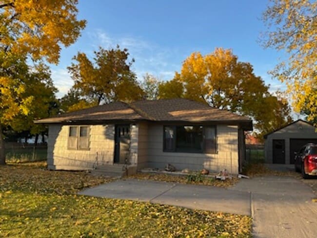 Building Photo - 2 bed 1 bath home for rent