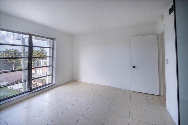 Building Photo - 1220 71st St