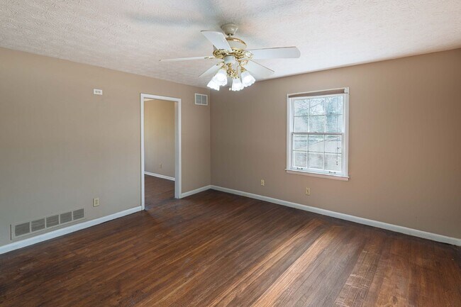 Building Photo - Updated 5BR Home in Morrow with New Carpet and Spacious Yard