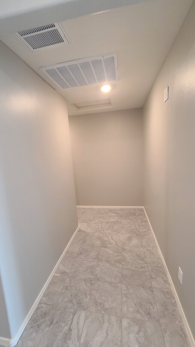 Building Photo - 1541 E Elegante Dr