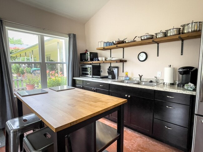 Building Photo - Willow Run Studio: Light, Bright, nice gar...