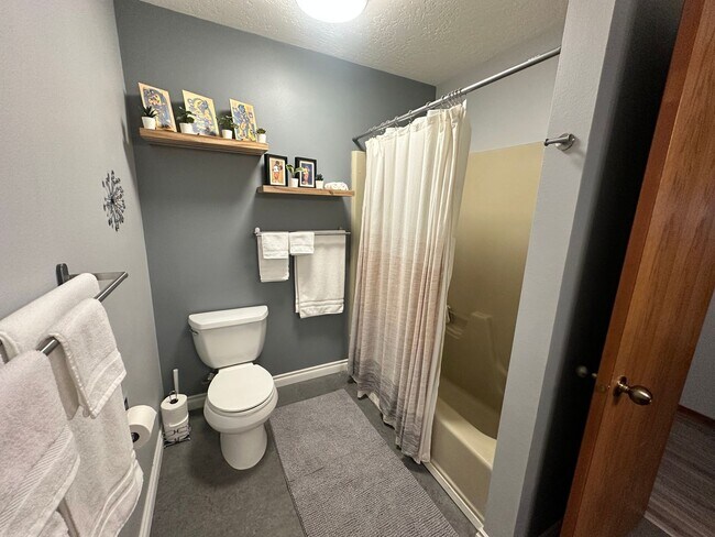 Building Photo - Super Comfortable Furnished Short term rental