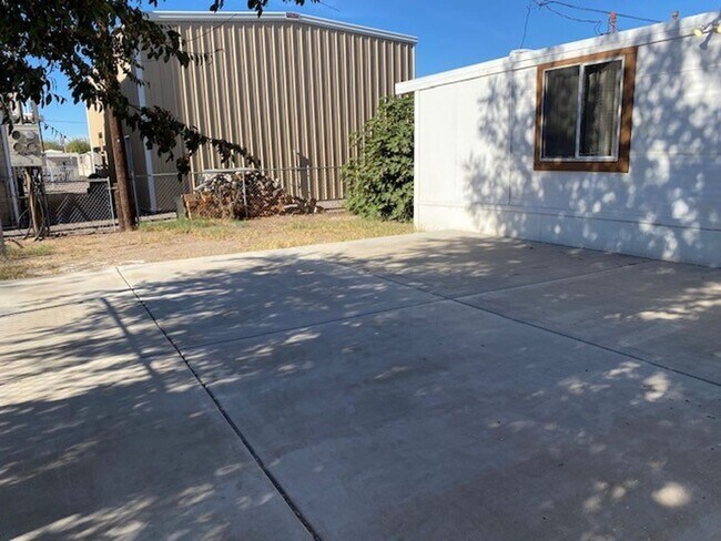 Building Photo - 2 BR Willow Beach with BOAT/RV Marina Membership available!