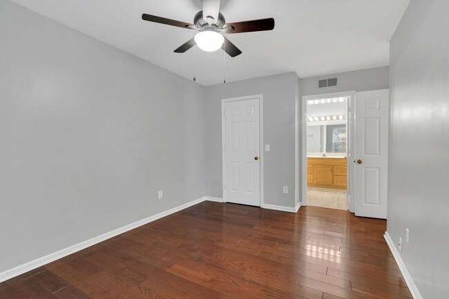 Building Photo - Walkable 2BR/2BA Condo Between Vanderbilt & Belmont + Modern Updates