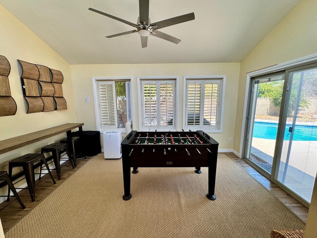 Building Photo - 8238 E Vista Dr