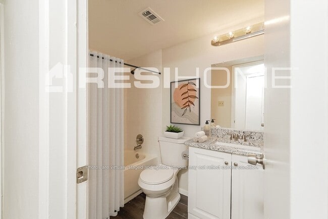 Building Photo - 2725 Hackberry Ln