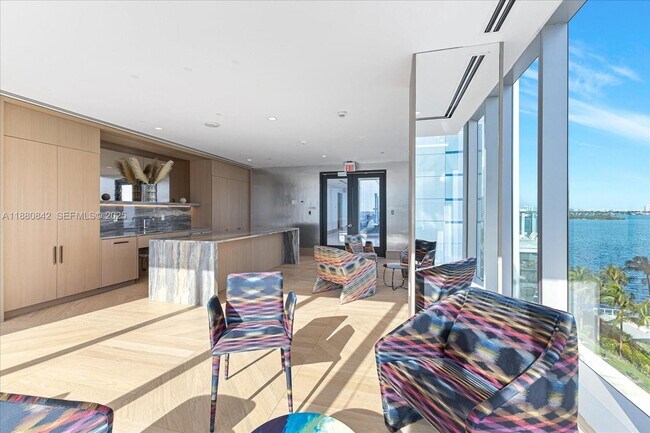 Building Photo - 700 NE 26th Terrace