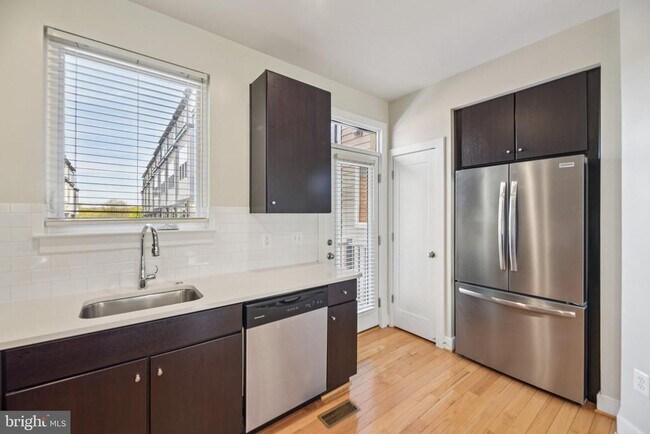 Building Photo - 5627 45th Ave