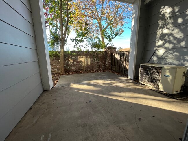 Building Photo - 903 Sunrose Terrace