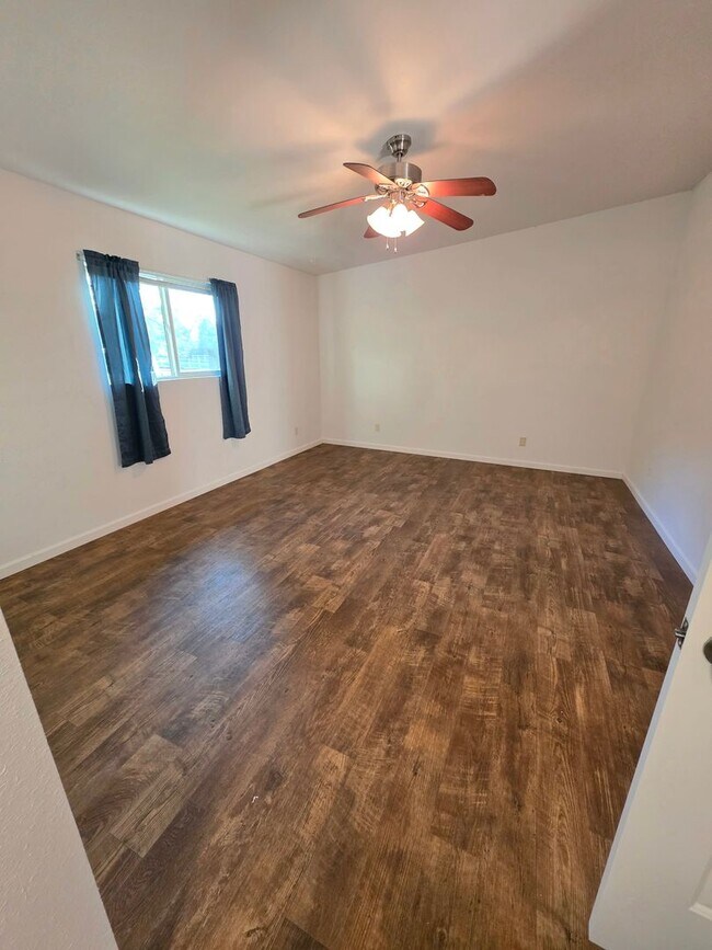 Building Photo - Charming 2 Bedroom on Acreage