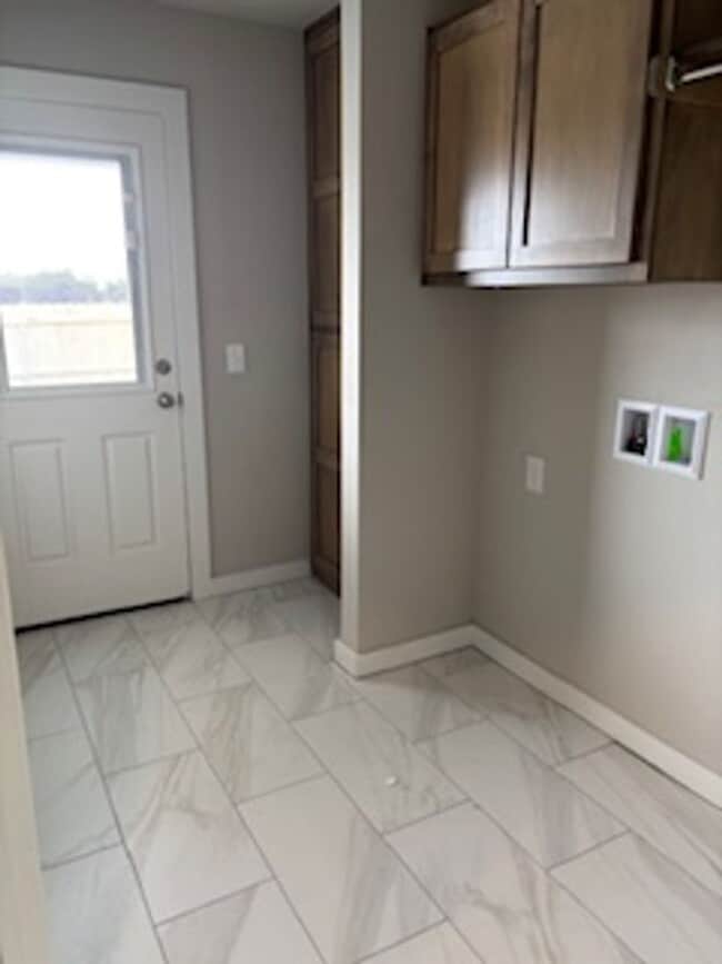 Building Photo - 2200 SE 90th St