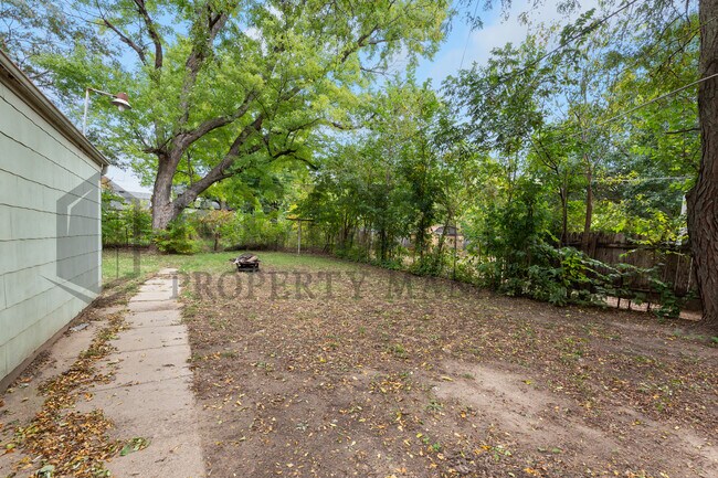 Building Photo - 1022 S Yale St