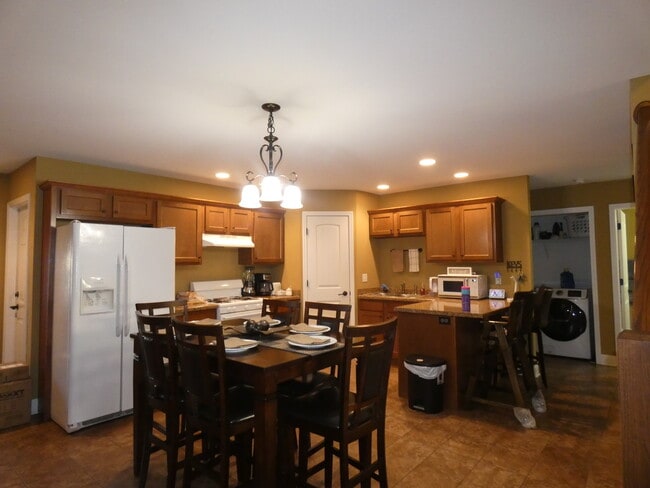 Building Photo - 627 N Edgemere Dr
