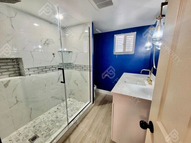 Building Photo - 4 Bedroom Home in Downtown Rifle for Rent