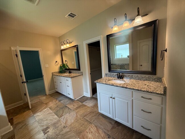 Building Photo - 908 Lakehaven Dr