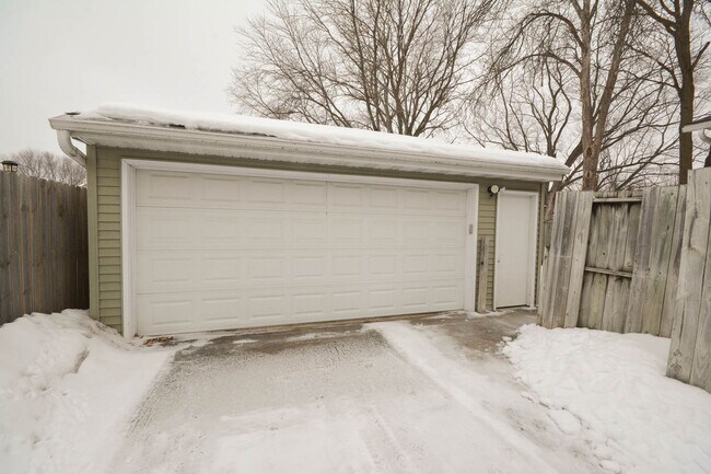 Building Photo - Abundant space & storage throughout this u...