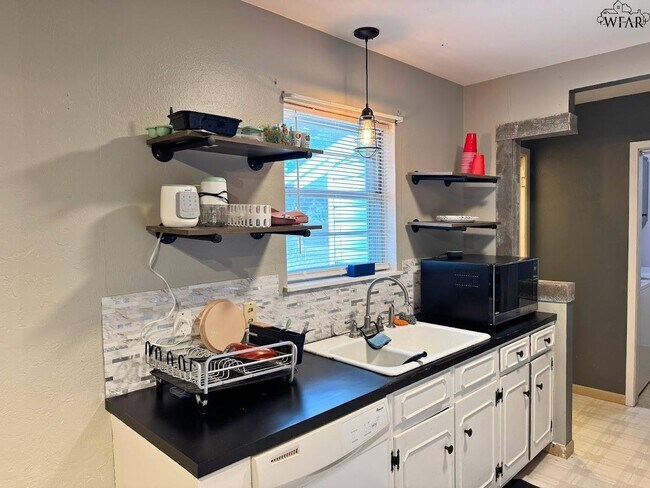 Building Photo - 405 Vaughn St