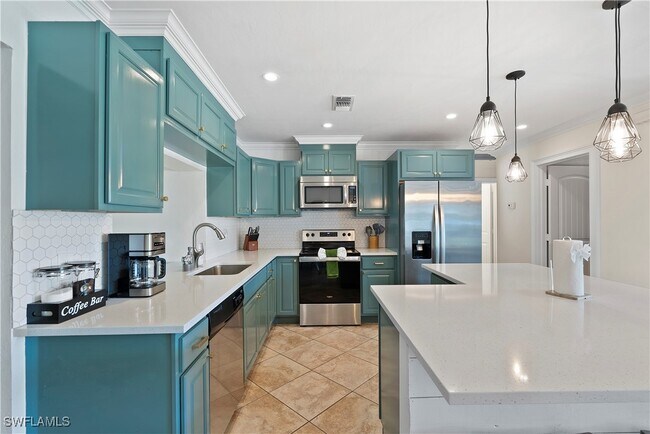 Building Photo - 2473 Poinciana St