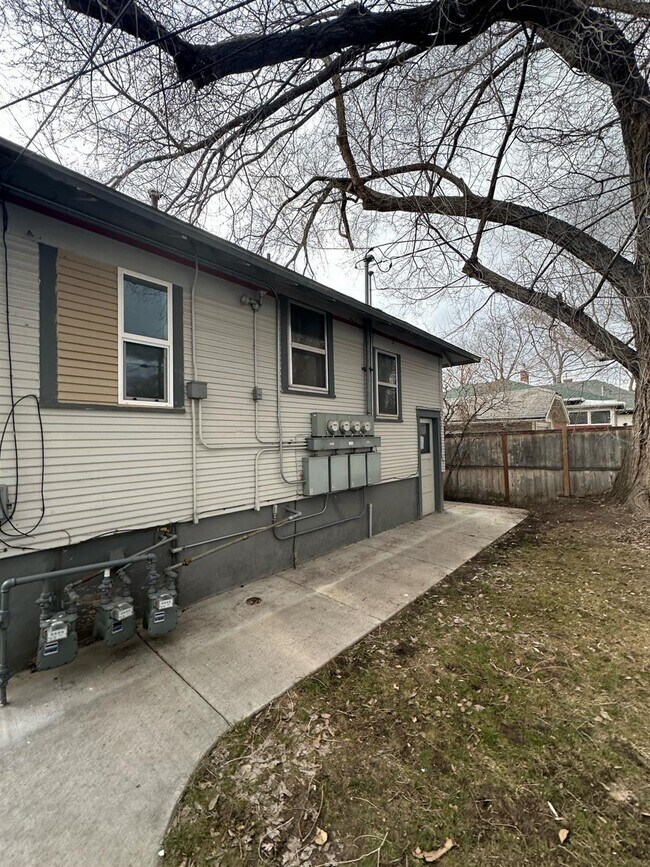 Building Photo - 928 N Garfield-3