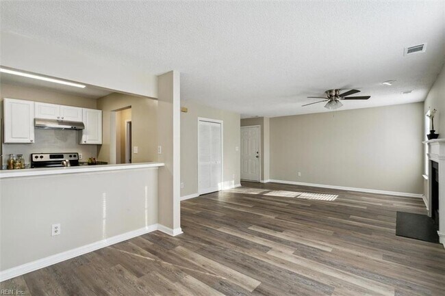 Building Photo - 213 Quarter Trail