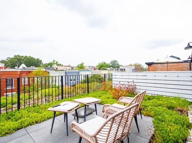 Building Photo - Top Floor 1 bed  + 1 bath Condo in DC // Fantastic Views