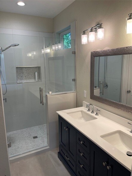 Building Photo - 11931 Lakeview Manor Dr