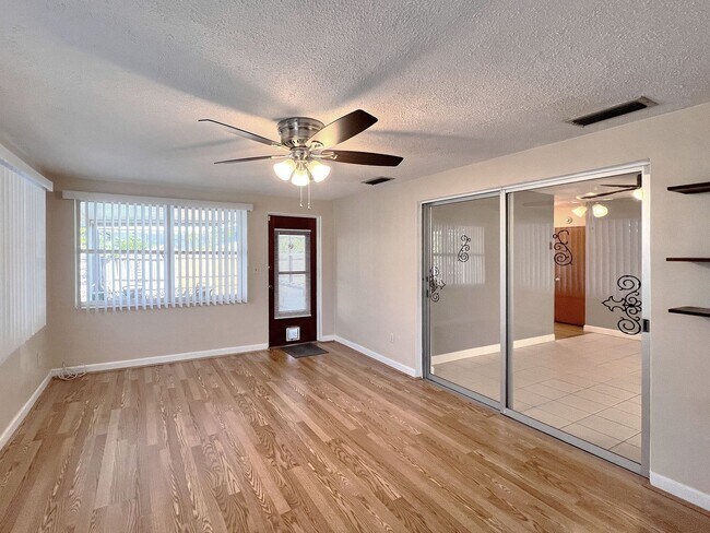 Building Photo - Two-Bedroom Pool Home in Winter Haven Clos...