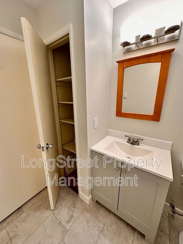 Building Photo - 123 SE 30th Pl