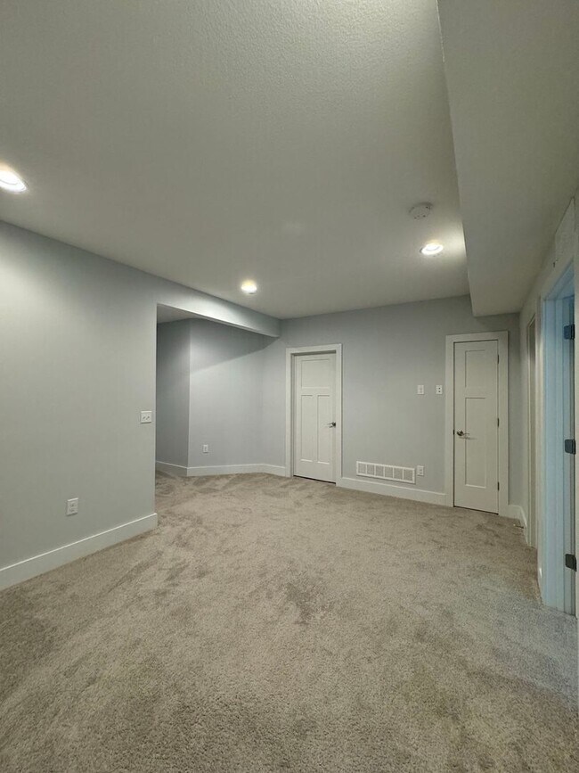 Building Photo - 4 Bedroom, 3 1/2 bathroom in Olathe!