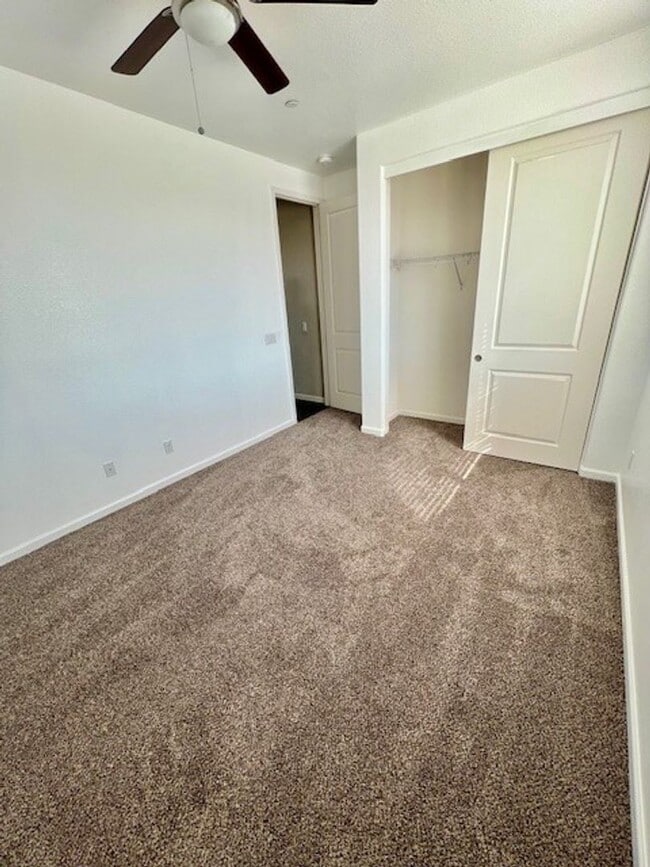 Building Photo - Northwest Bakersfield Gated Home