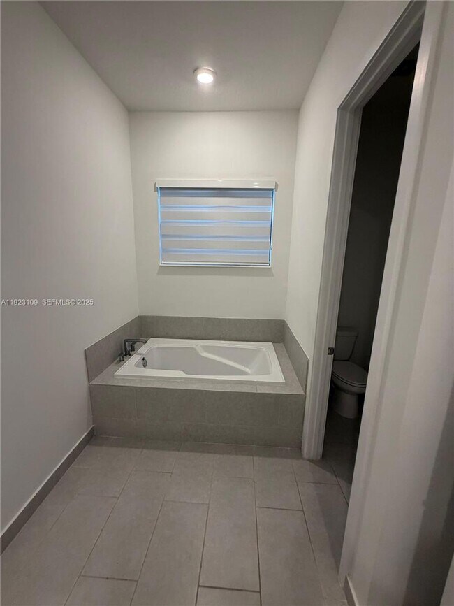 Building Photo - 4398 SW 173rd Ave