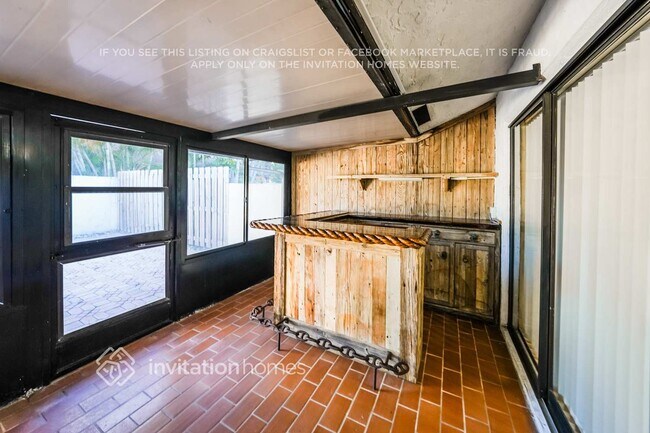 Building Photo - 2703 SW 5th St