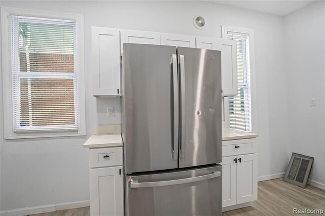 Building Photo - 671 Clairmount Ave