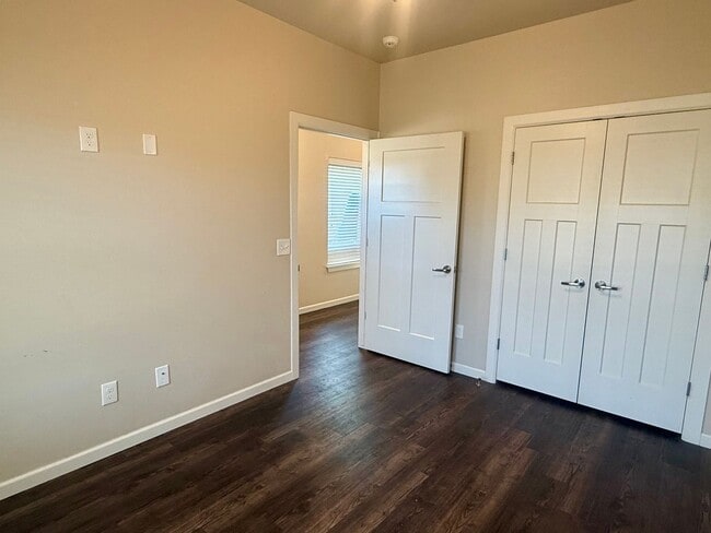 Building Photo - Large 3 Bed, 2 Bath in Beautifully Well-Maintained Neighborhood