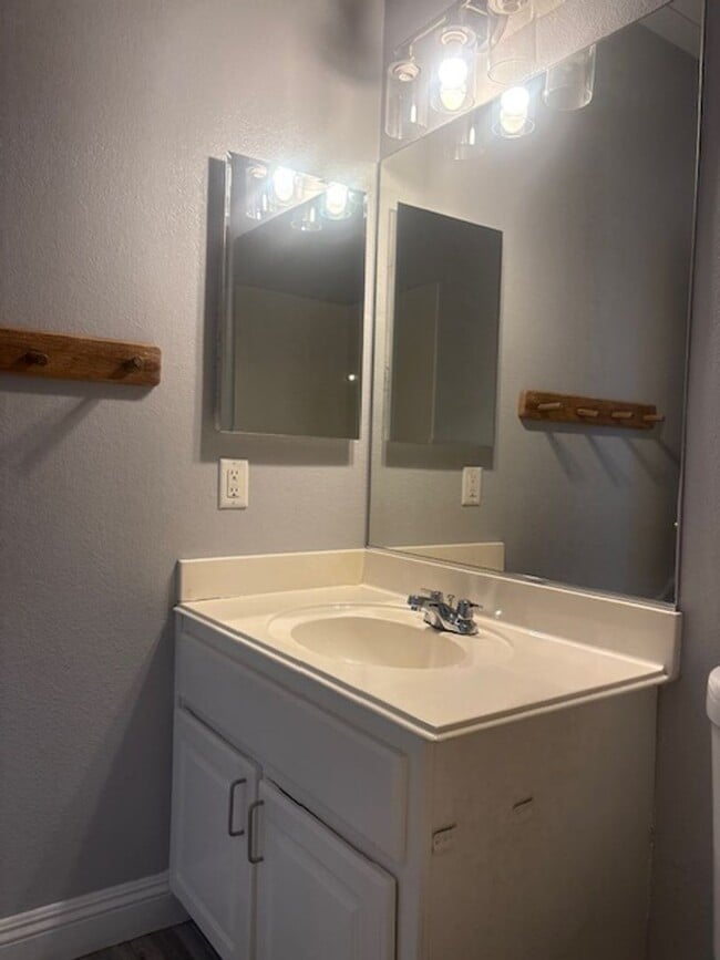 Building Photo - one story house with 3 bedrooms