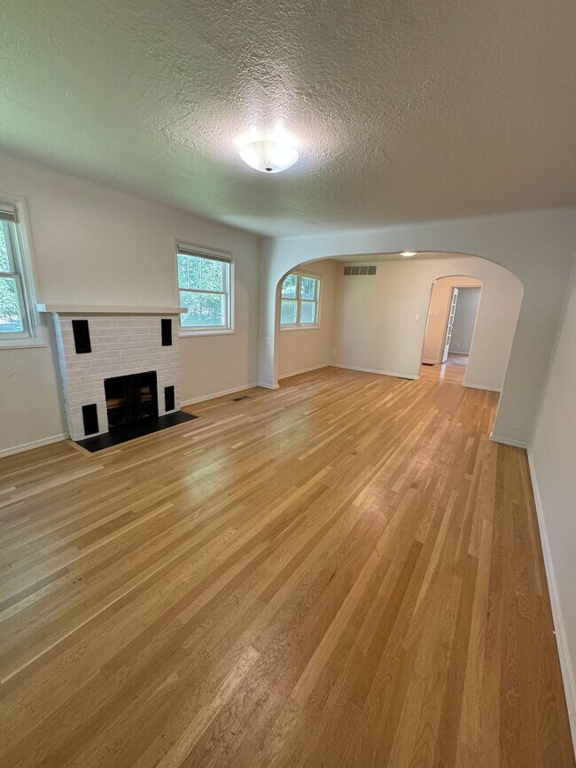 Building Photo - 978 E 5th Ave