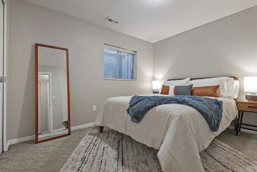 Building Photo - 830 E Pond View Way