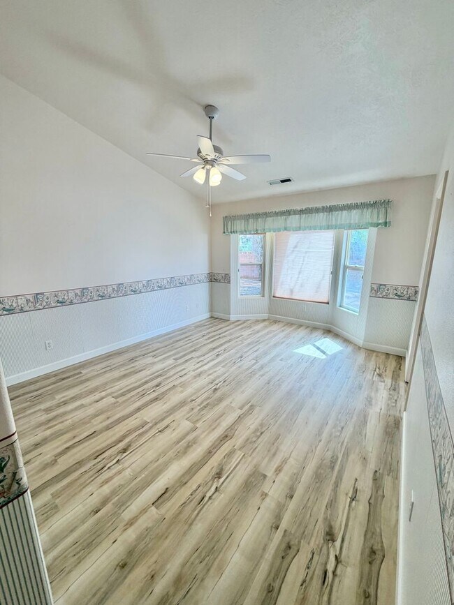 Building Photo - 498 N 300 W