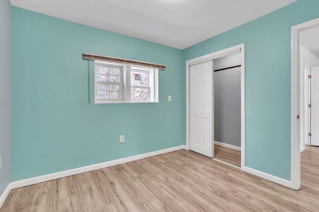 Building Photo - 2BR/1BA Triplex apartment home move-in ready!! $850/mo**