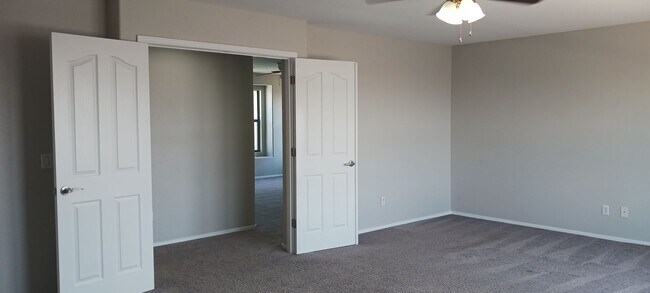 Building Photo - 3 Bed / 2 Bath with Loft