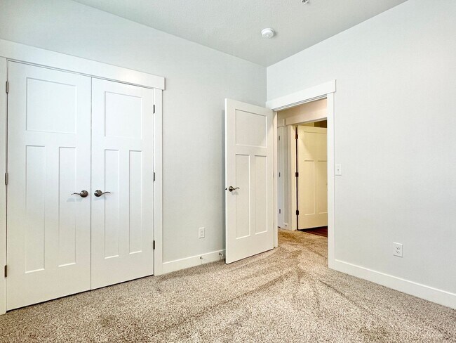 Building Photo - Spacious Condo Near Primary Children’s Hospital!