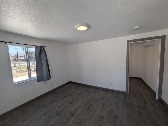 Building Photo - Cozy 1-Bed Home – Fenced Yard, Washer Hook...
