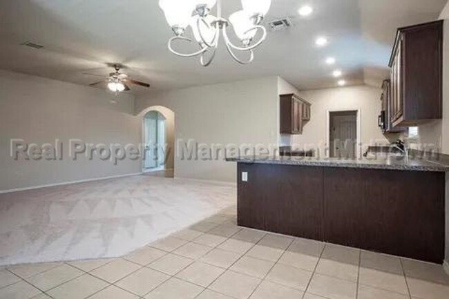 Building Photo - Charming Newer Home Master-planned communi...