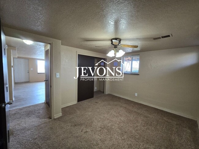 Building Photo - 4210 E Hillcrest Dr