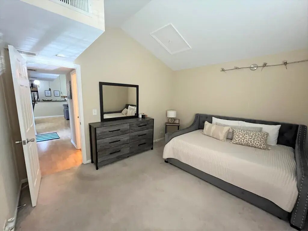 Building Photo - 728 N Gary Ave